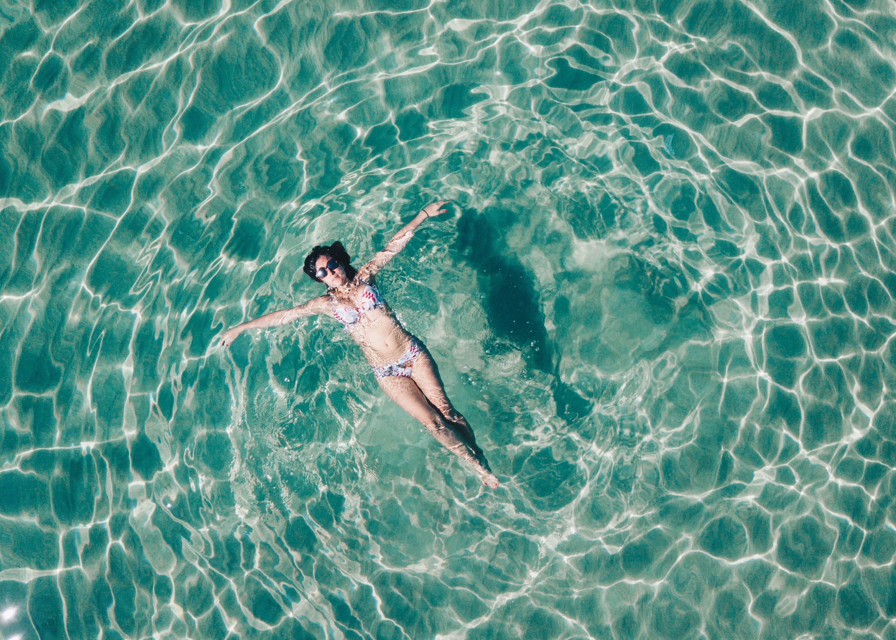ผู้หญิงกำลังว่ายน้ำในสระน้ำ